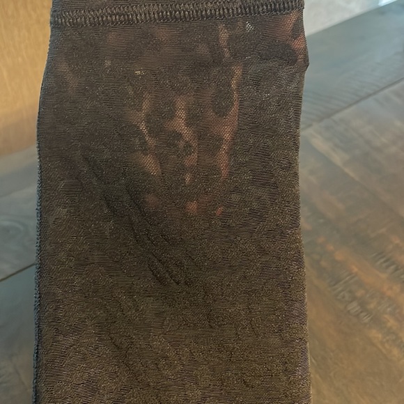 Victoria Secret black leopard leggings size medium. - Picture 2 of 5
